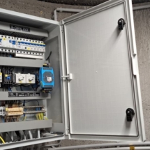 Električna omarica z LoRaWAN krmilnikom za oddaljeno upravljanje procesov